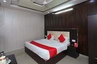 OYO Mangalam Palace Near Chaudhary Charan Singh International Airport