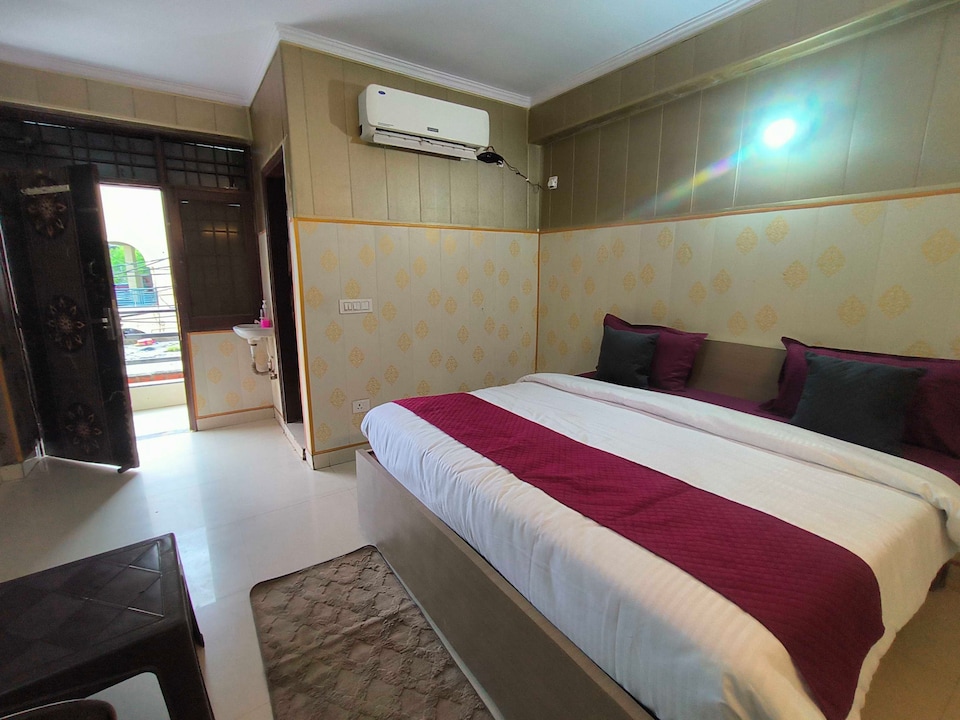 Hotel O The Six, Noida City, Noida