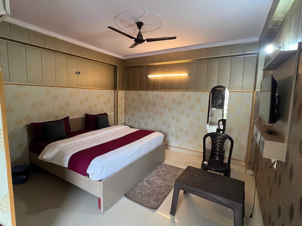 Hotel O The Six, Noida City, Noida