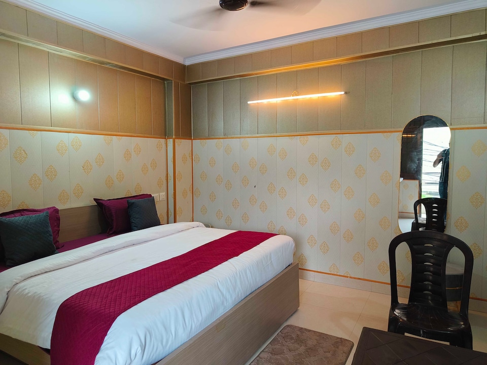 Hotel O The Six, Noida City, Noida