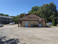 Bob's Woodstock Motel