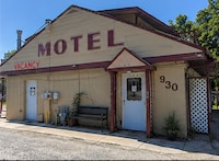 Bob's Woodstock Motel