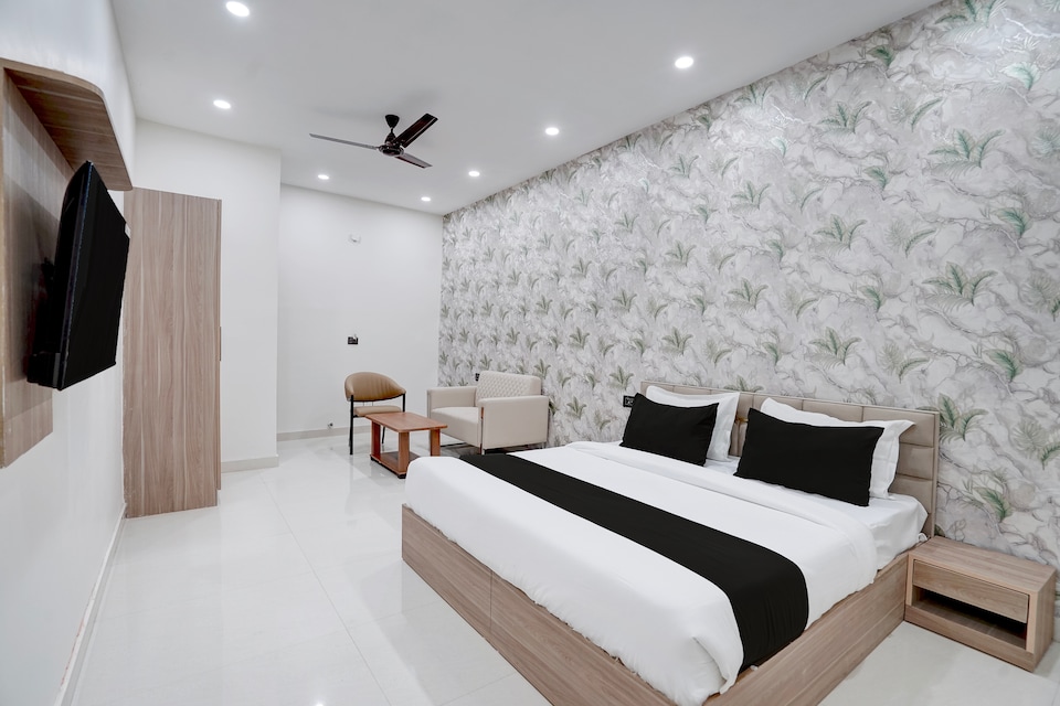 Hotel O RM Velvet Sec 18 Metro Station Rohini Delhi, Pitampura - Rohini Delhi, Delhi