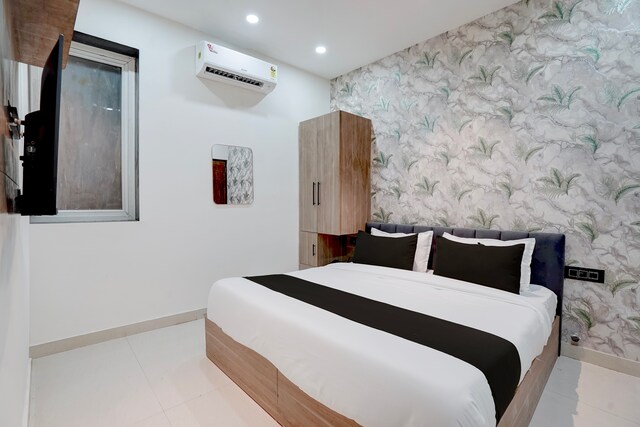 Hotel O RM Velvet Sec 18 Metro Station Rohini Delhi