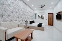 Hotel O RM Velvet Sec 18 Metro Station Rohini Delhi