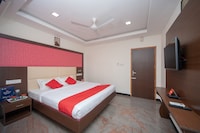 OYO Famous Residency