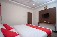 OYO Famous Residency