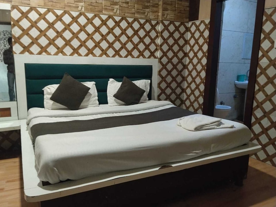 Hotel O IJ Grand, Golden Temple Road Amritsar, Amritsar