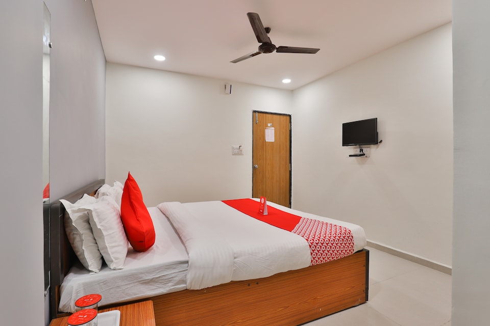 OYO Hotel Shri Krishna Inn, Sachin Surat, Surat