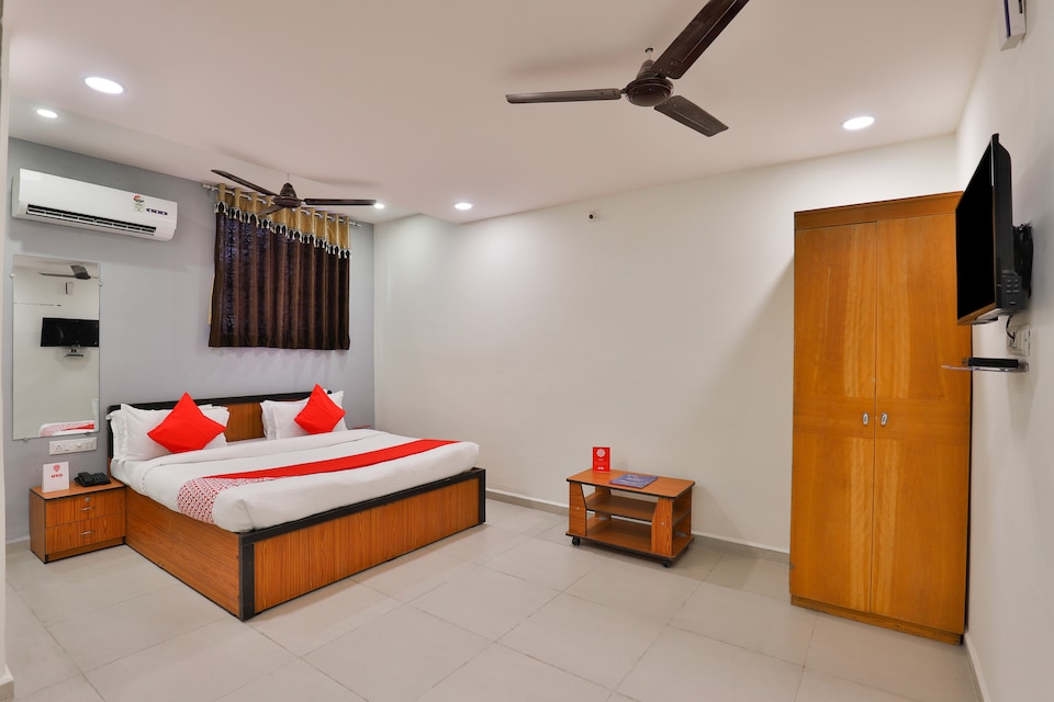 OYO Hotel Shri Krishna Inn, Sachin Surat, Surat