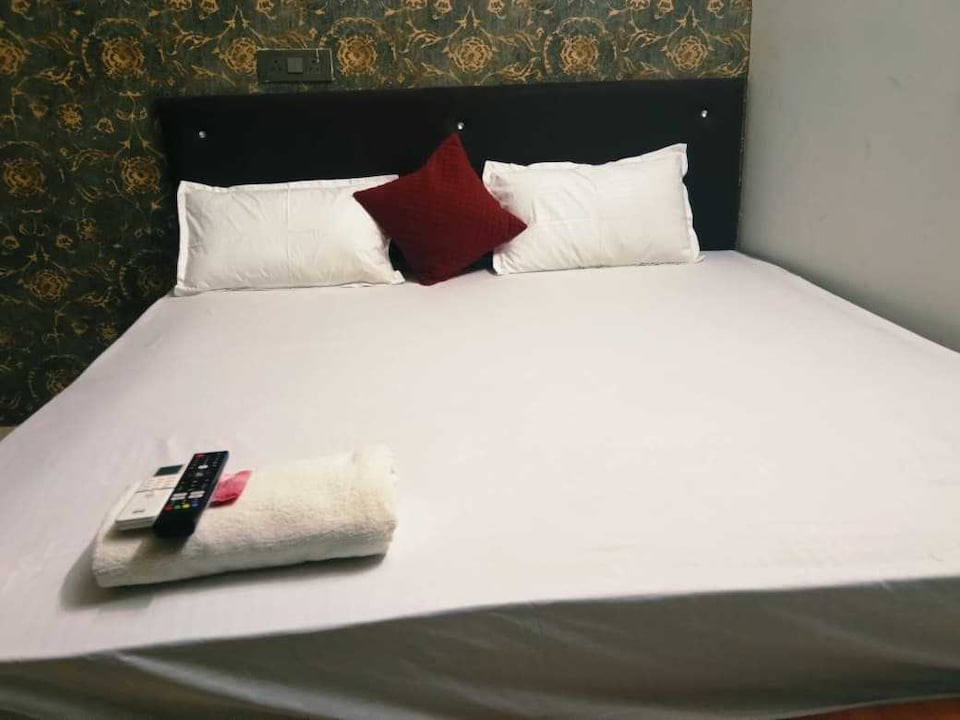 Hotel O The Grand Luxury , Greater Noida, Noida