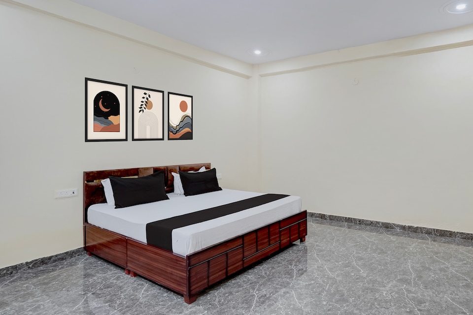 Hotel O The Grand Luxury , Greater Noida, Noida