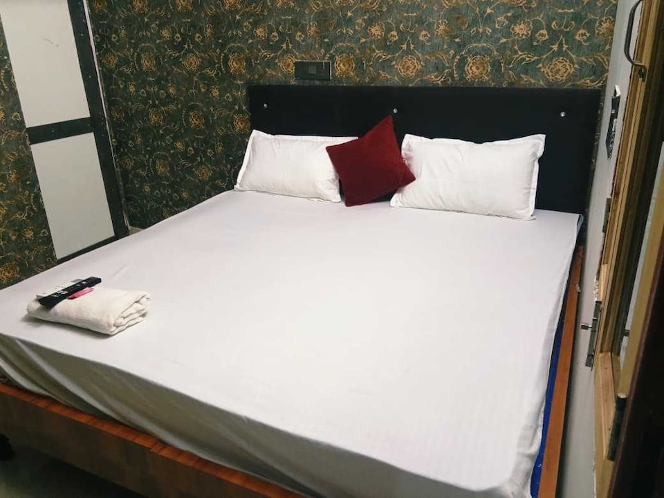 Hotel O The Grand Luxury , Greater Noida, Noida