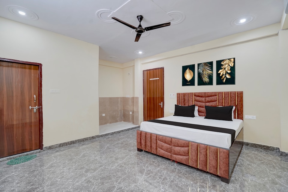 Hotel O The Grand Luxury , Greater Noida, Noida
