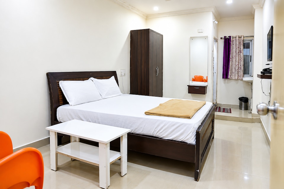 OYO 848674 Sree Krishna Inn, Ramavarappadu Ring Road Vijayawada, Vijayawada