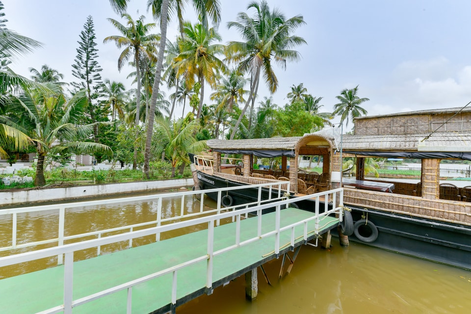 OYO Home 16796 House Boat Stay Kothad Backwaters, Edapally Kochi, Kochi