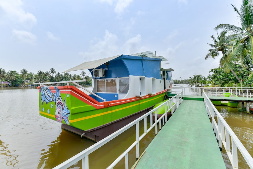 OYO Home 16796 House Boat Stay Kothad Backwaters, Edapally Kochi, Kochi