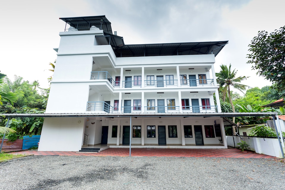 OYO 16797 Spacious Studio, Vytilla Kochi, Kochi