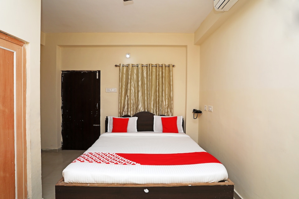 OYO Hotel Senapati Palace, Bapuji Nagar, Bhubaneswar