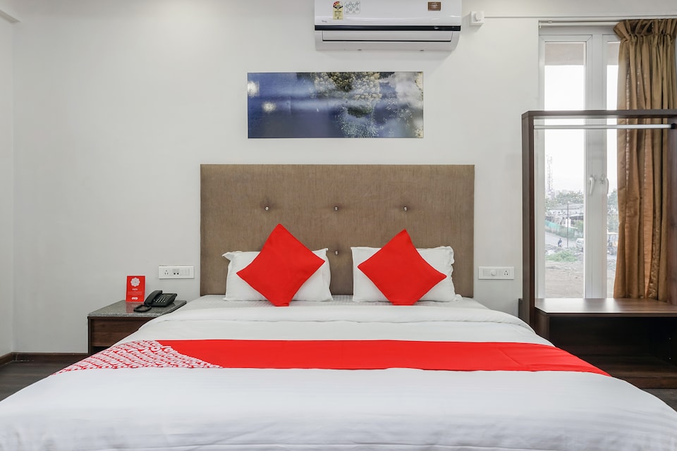 OYO I Suites, Pune Camp, Pune