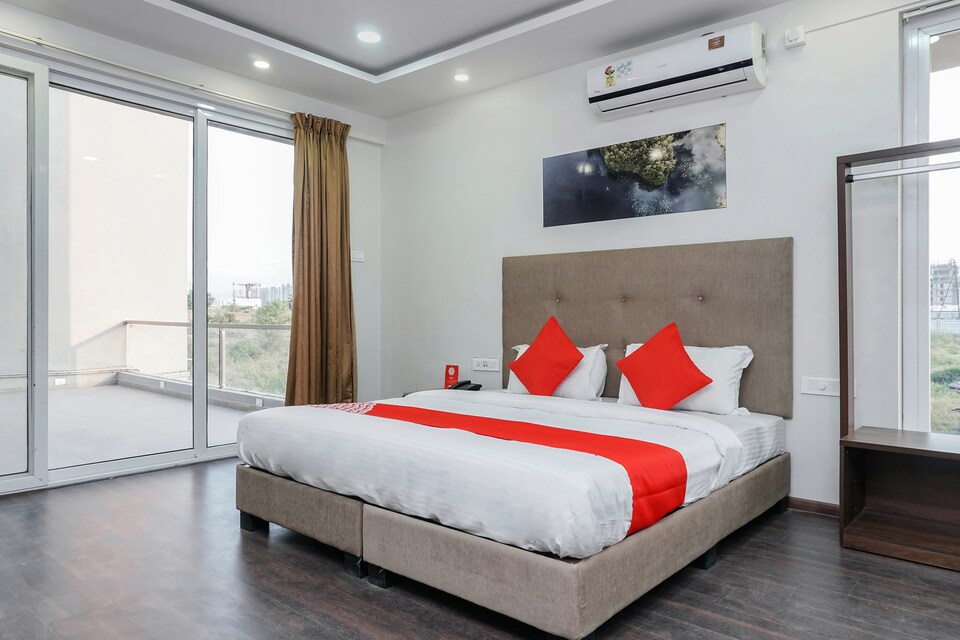OYO I Suites, Pune Camp, Pune