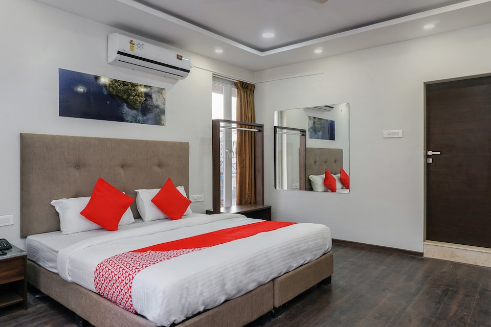 OYO I Suites, Pune Camp, Pune