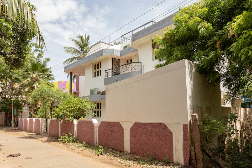 OYO 16836 Royal Home Stay, Maatuthavani Bus Stand, Madurai