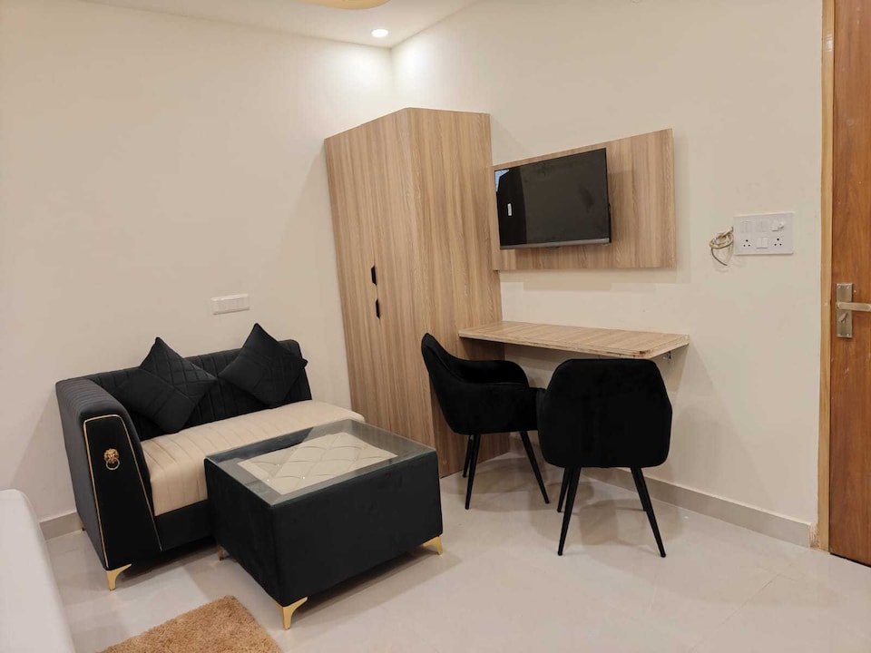 Hotel O Drive inn 32 , Greater Noida, Noida