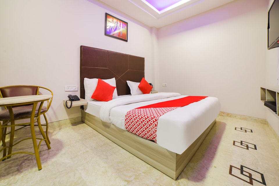 Hotel O The Sterling New Delhi railway station, Paharganj Delhi, Delhi