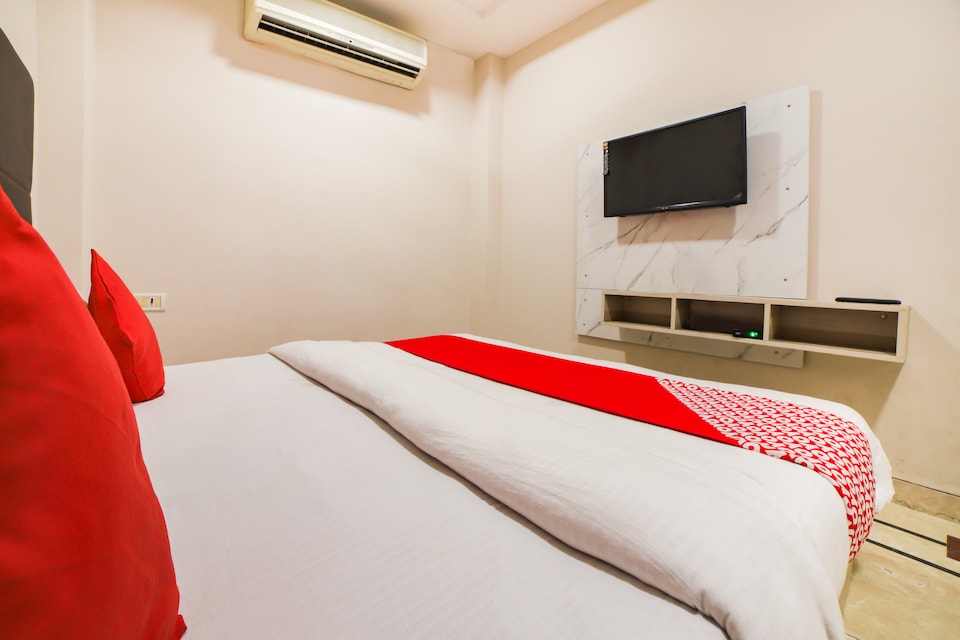 Hotel O The Sterling New Delhi railway station, Paharganj Delhi, Delhi