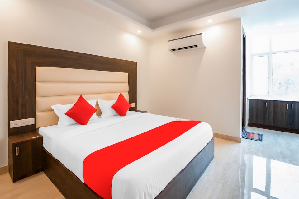 OYO 17020 Hotel Raj Palace, Airport Delhi, Delhi Transit