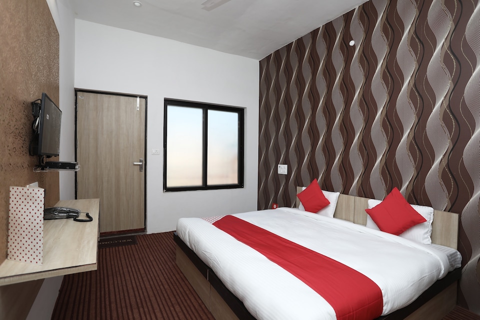 OYO Prabhu Resort, Birla Mandir Mathura, Mathura