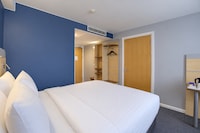 Cardiff Airport Hotel by Belvilla