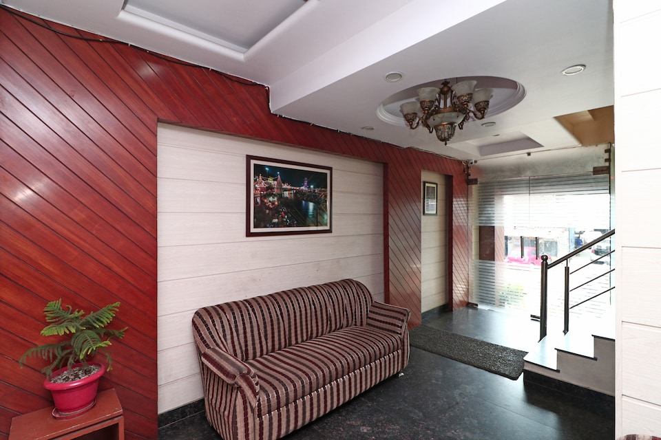 OYO 2824 Hotel Aroma Classic, Delhi Nainital Highway, Rudrapur