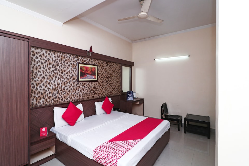 OYO 2824 Hotel Aroma Classic, Delhi Nainital Highway, Rudrapur
