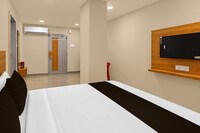 Hotel O Holiday Inn