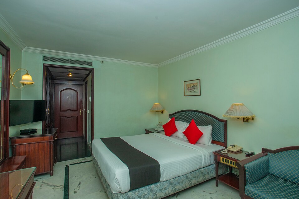 Capital O 536 The Rialto Hotel, Majestic Bangalore, Bangalore