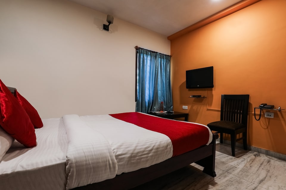 OYO Maanne Hospitality Services Near Alcazar Mall, Jubilee Hills, Hyderabad