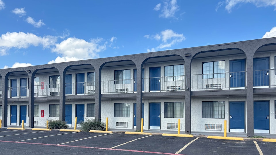 Motel 6 Dallas, TX – East / Fairpark, C75204, Dallas