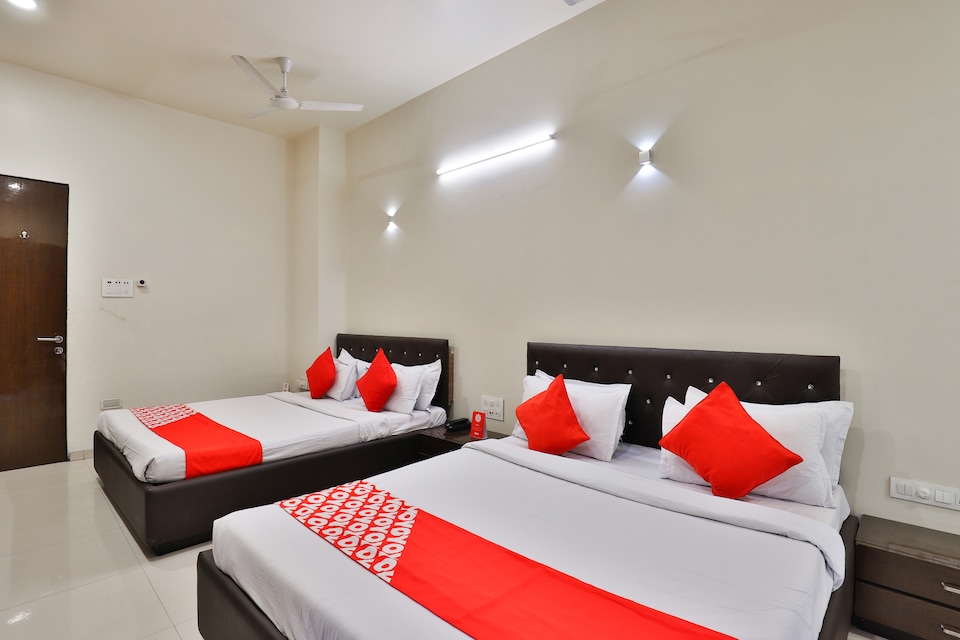 OYO 17263 मैरीगोल्ड बैंक्वेट्स एंड रूम्स, Airport Surat, सूरत