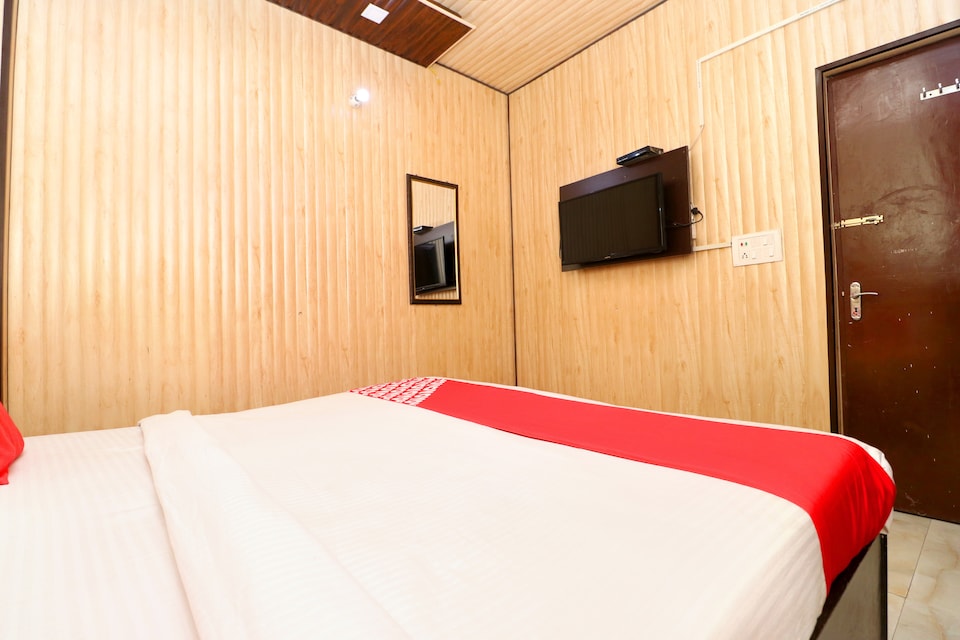 OYO Hotel Apple Wood, Golden Temple Road Amritsar, Amritsar