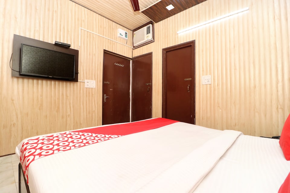 OYO Hotel Apple Wood, Golden Temple Road Amritsar, Amritsar