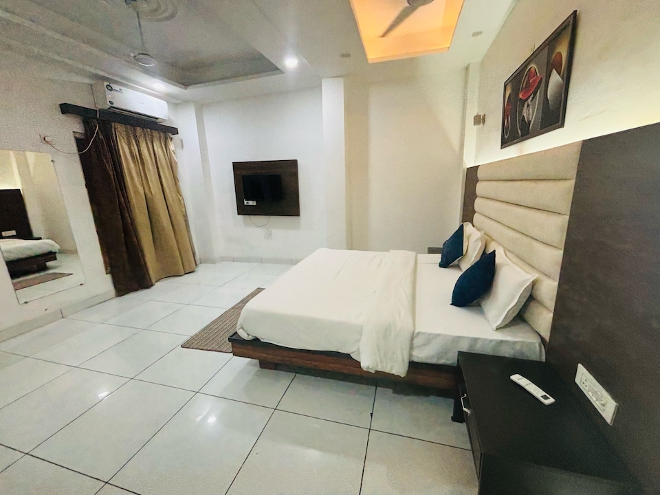 Hotel O White Town , Fatehabad Road, Agra