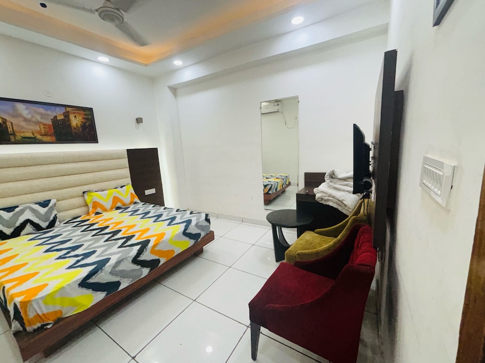 Hotel O White Town , Fatehabad Road, Agra