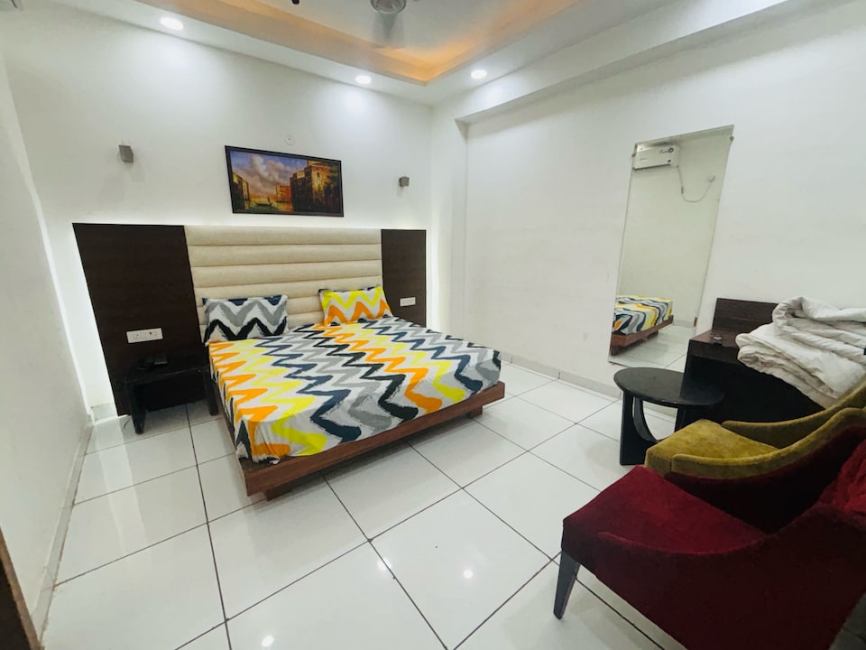 Hotel O White Town , Fatehabad Road, Agra