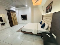 Hotel O White Town 