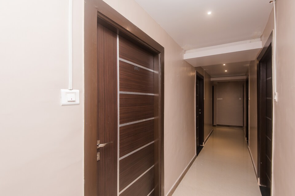 OYO 17371 Platinum Inn, Mumbai-Vashi-Turbhe-Sanpada, Mumbai
