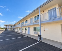 Travelers Inn Topeka Boulevard I-470