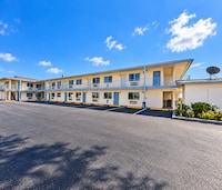 Travelers Inn Topeka Boulevard I-470
