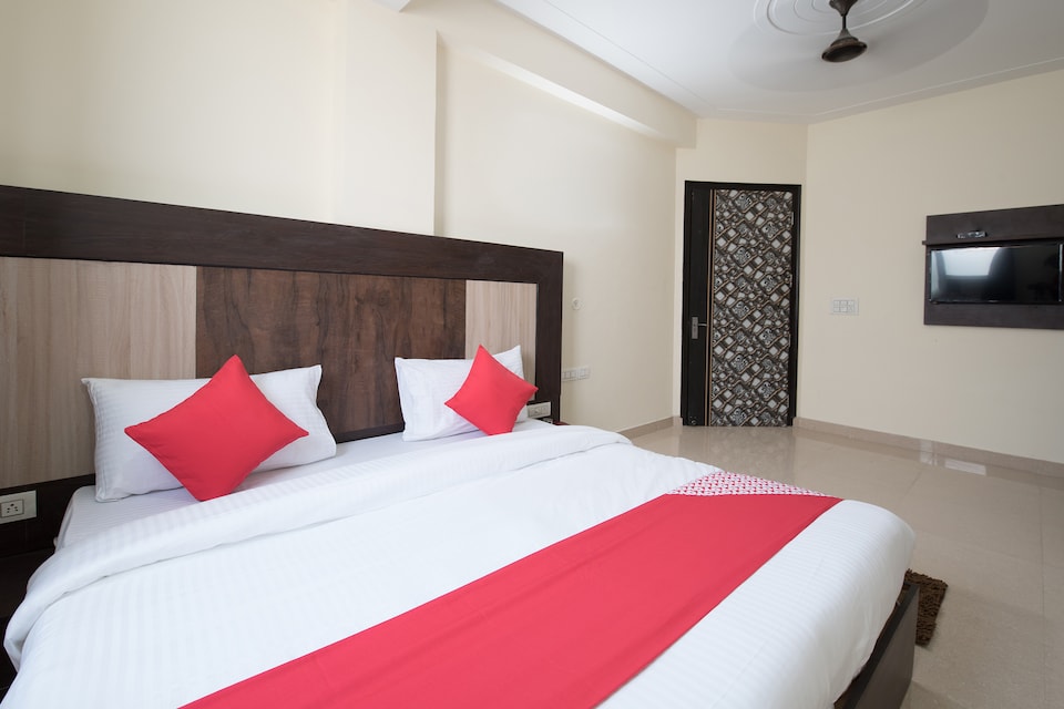 OYO 18277 Yuvi, Airport Delhi, Delhi Transit